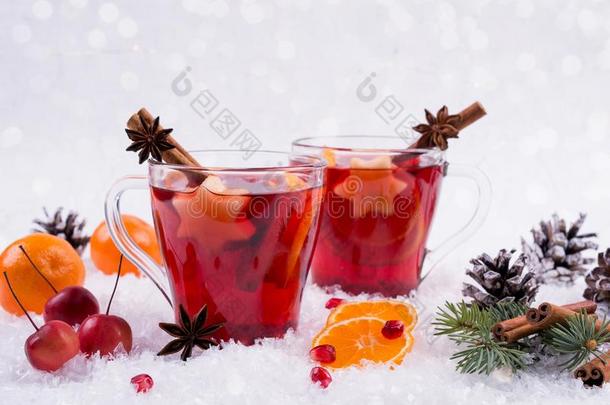 传统的热的喝在圣诞节时间.圣诞节将制成热饮红色的winter冬天