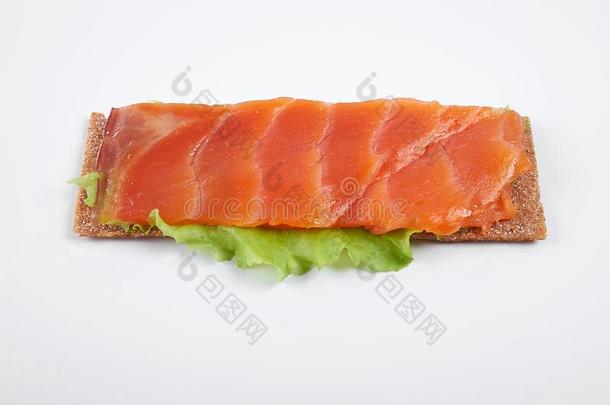 低的<strong>热量</strong>敞开的三明治和红色的鱼.隔离的向白色的后面
