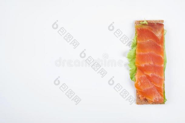 低的热量敞开的三明治和红色的鱼.隔离的向白色的后面