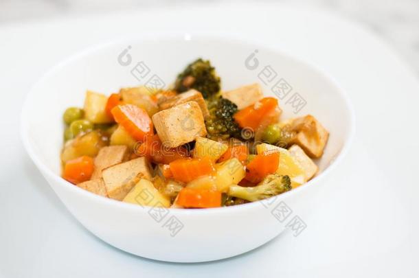 煮熟的蔬菜和豆腐