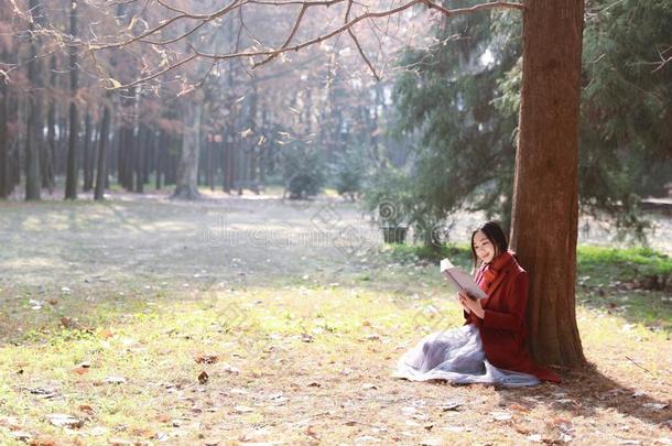 阅读采用自然是（be的三单形式我的业余爱好,女孩阅读书坐在下面树