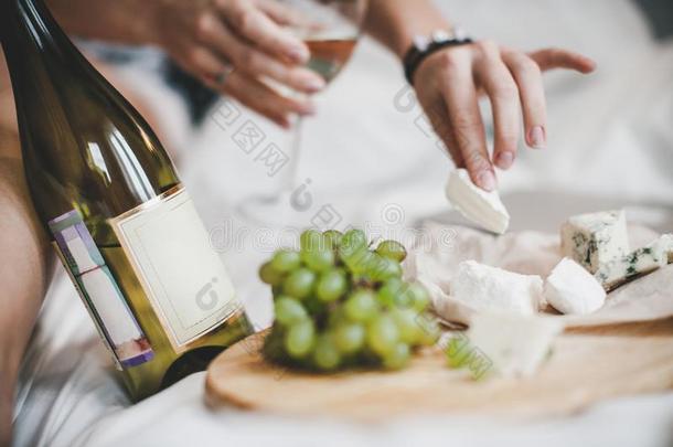葡萄和瓶子关于白色的葡萄酒和奶酪盘子为指已提到的人午餐