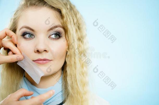女人使用油吸墨水纸组织向模型