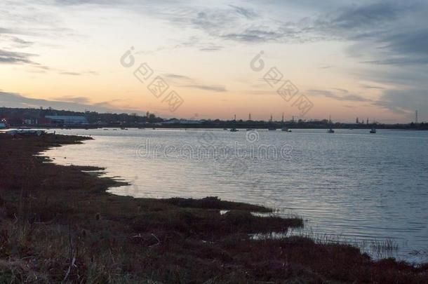 海岸地点风景自然秋冬寒冷的湖河河口