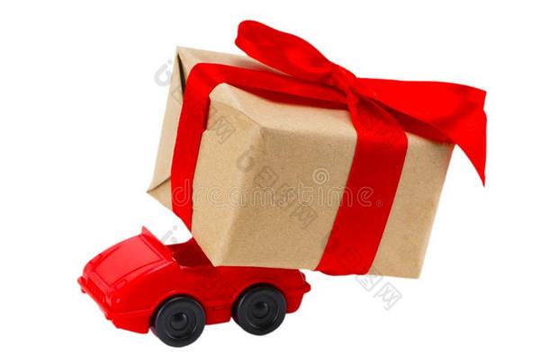 红色的玩具汽车递<strong>送礼</strong>物盒向一白色的b一ckground