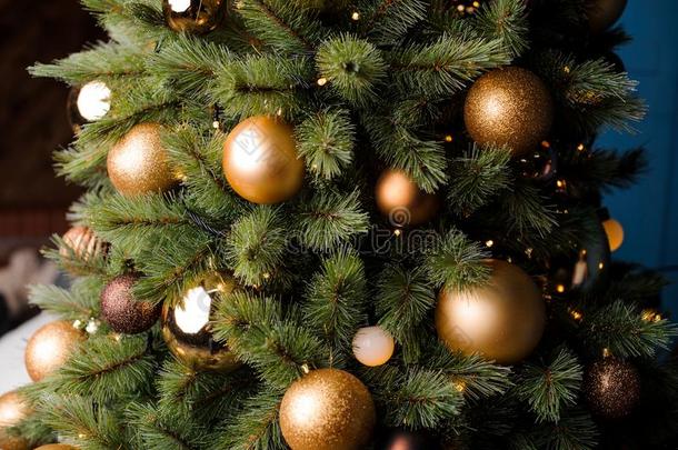 松软的树枝关于<strong>圣诞</strong>节树装饰和玻璃杂乱和