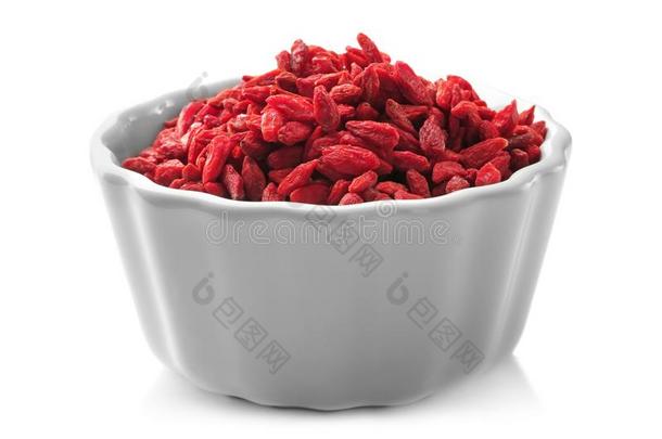 碗和红色的干燥的枸杞浆果向背景