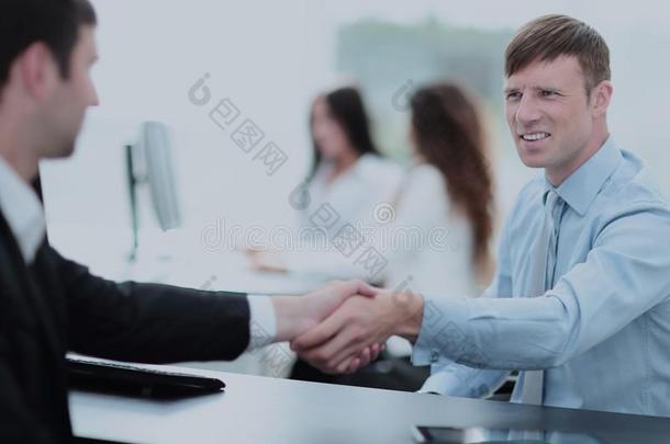 商业握手.两个商业人摇动手采用办公室.