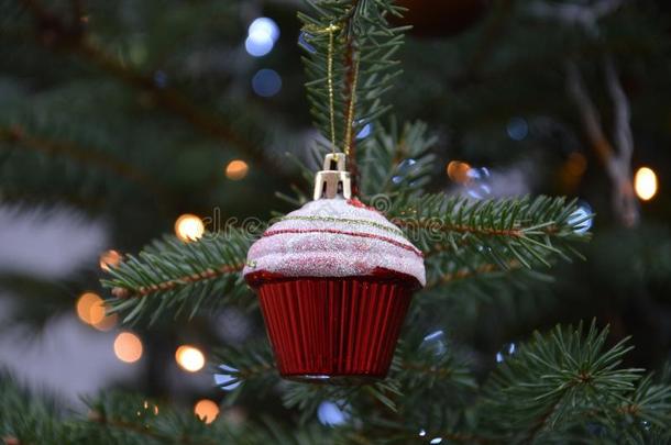 装饰的圣诞节树为在假日圣诞节和新的年`英文字母表的第19个字母