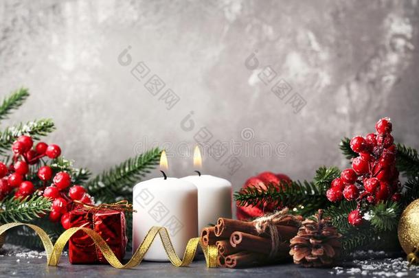 圣诞节蜡烛和冷杉-树树枝