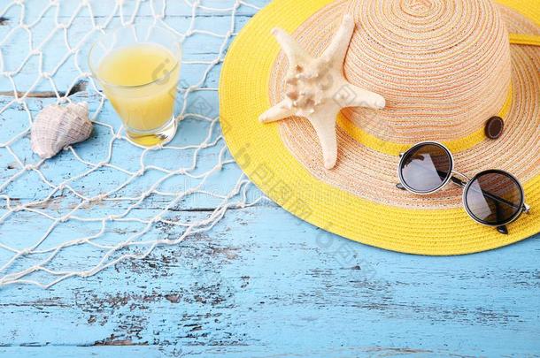 果汁和太阳镜,海星和帽子