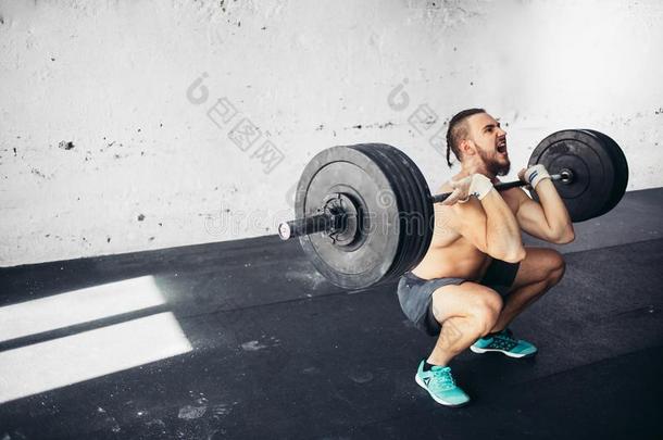 男人举起重量.肌肉的男人锻炼采用健身房do采用g练习