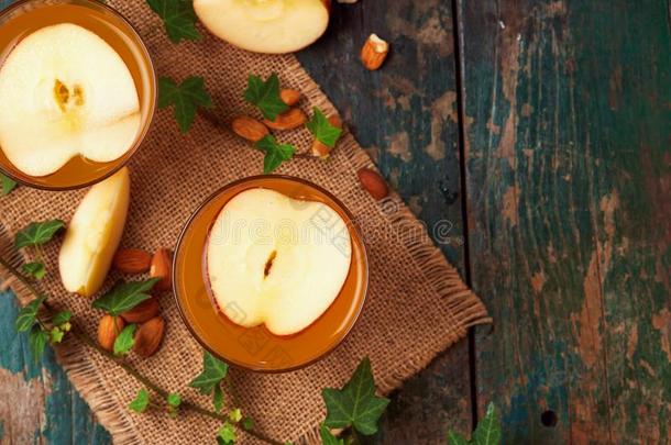 热的喝关于苹果茶水和樟属植物粘贴.热的喝和苹果