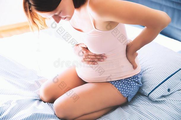 怀孕的女人受苦下方的背痛苦,背ache