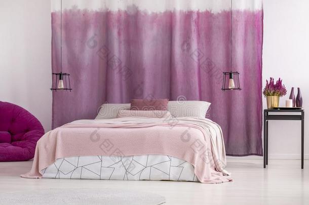 国王-大小床和粉红色的床ding