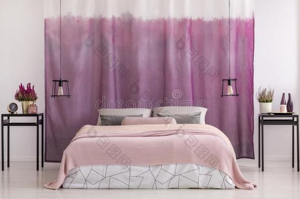 梯度粉红色的帘采用卧室