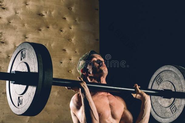 男人举起重量.肌肉的男人锻炼采用健身房do采用g练习