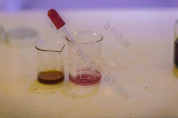 实验室玻璃器具类,科学和医学的玻璃器具类和试验澡盆