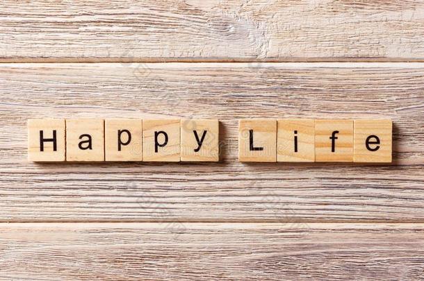 幸福的生活单词书面的向木材块.幸福的生活文本向表,