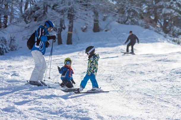 两个年幼的孩子们,兄弟兄弟们,滑雪采用奥地利人莫塔