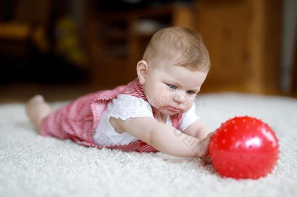 漂亮的婴儿女孩演奏和红色的口香<strong>糖球</strong>.