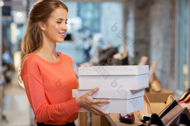 女人或商店助手和鞋盒在st或e