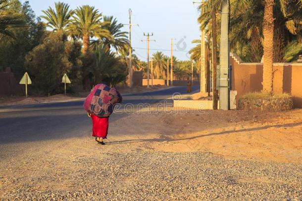 M‘hamid,摩洛哥羊皮革-二月222016:女人运送的黄麻纤维粗麻布