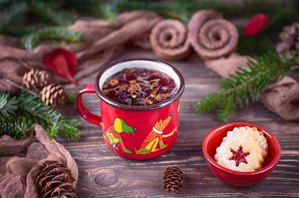 成果茶水和圣诞节甜饼干采用一cer一mic碗向一圣诞节