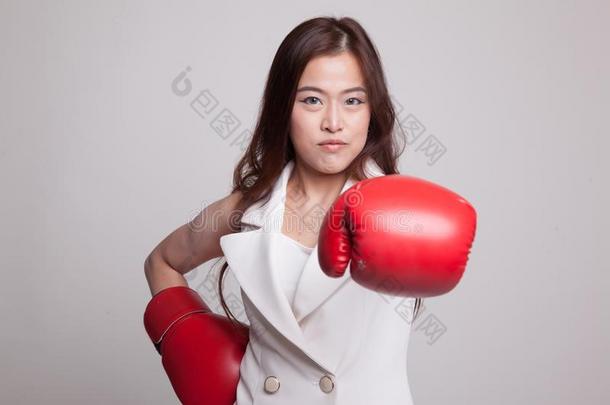 年幼的亚洲人女人和<strong>红色</strong>的<strong>拳击拳击</strong>手套.