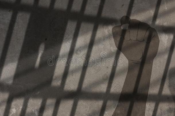 非洲的美国人男人凸起的拳在下面监狱马上的齿龈阴影