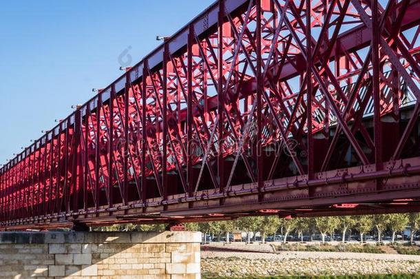 托尔托萨,加泰罗尼亚,西班牙-红色的老的步行者桥