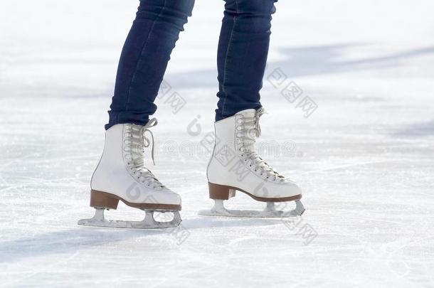 脚溜冰女孩溜冰向冰溜冰场