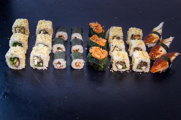 <strong>寿司</strong>和辗放置和鲑鱼.日本人食物.20