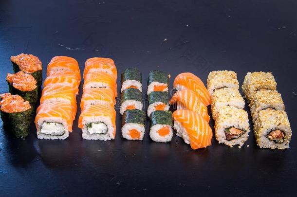 <strong>寿司</strong>和辗放置和鲑鱼.日本人食物.21