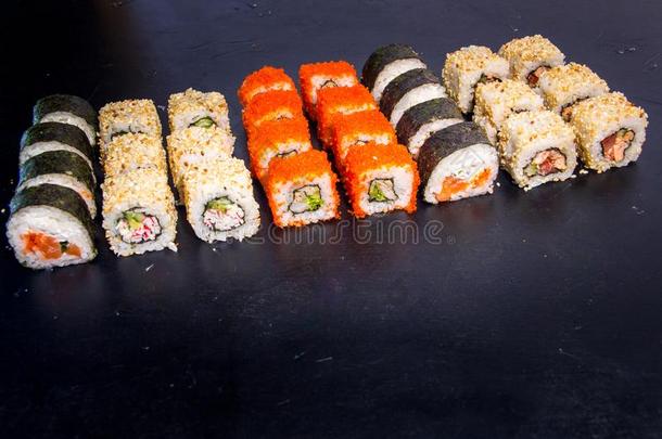 <strong>寿司</strong>和辗放置和鲑鱼.日本人食物.25