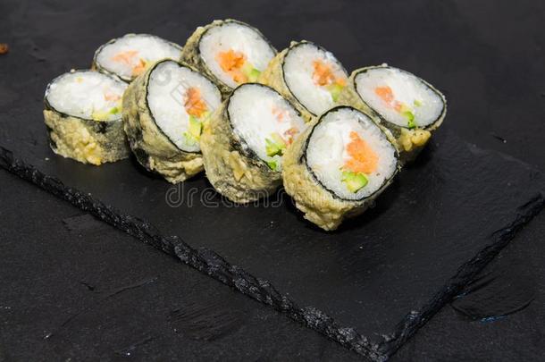 热的寿司辗和鲑鱼.日本人食物.3