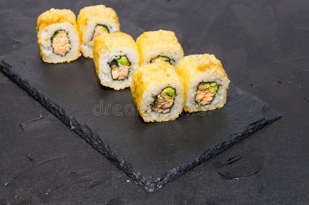 热的<strong>寿司</strong>辗和鲑鱼.日本人食物.7