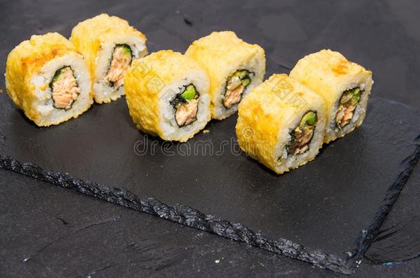 热的寿司辗和鲑鱼.日本人食物.8