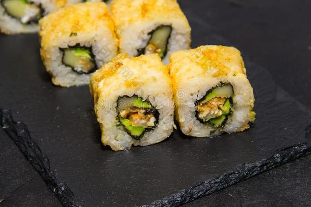 热的<strong>寿司</strong>辗和鲑鱼.日本人食物.11