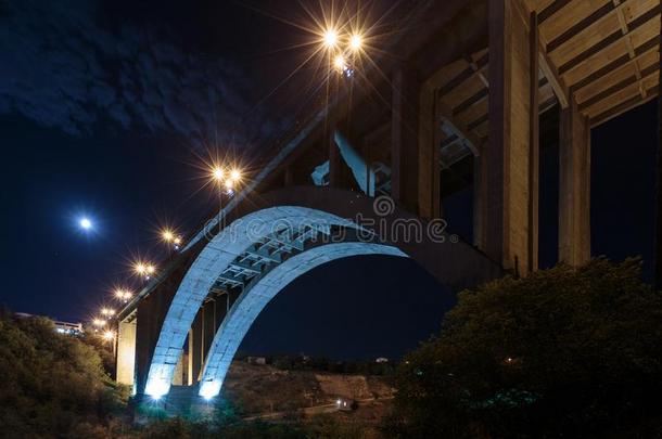 宏大的赫拉兹丹桥耶烈万,亚美尼亚.指已提到的人基辅桥底部