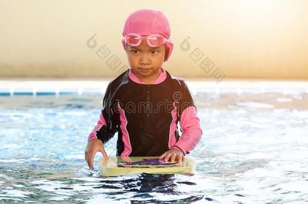 亚洲人女儿是开业的游泳
