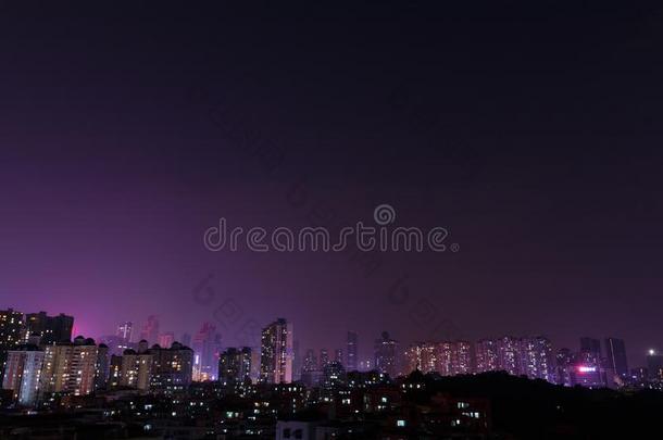 城市建筑物睡眠在夜时间和紫色的天
