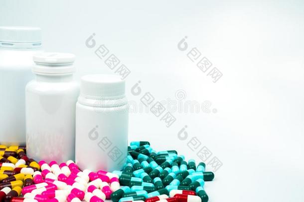 抗生素胶囊药丸和塑料制品瓶子和空白的标签