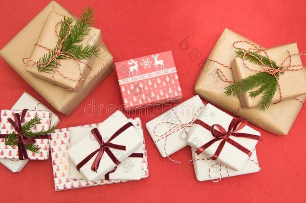 圣诞节礼物有包装的采用装饰纸和装饰的红色的recordofduction生产记录