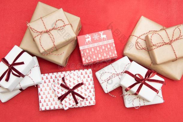 圣诞节礼物有包装的采用装饰纸和装饰的红色的recordofduction生产记录