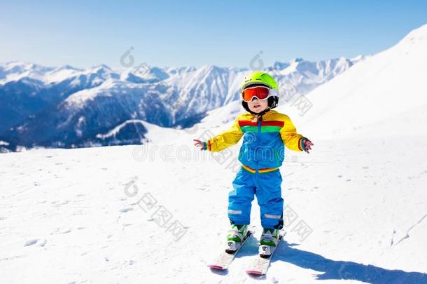 小孩冬雪运动.孩子们滑雪.家庭滑雪ing.