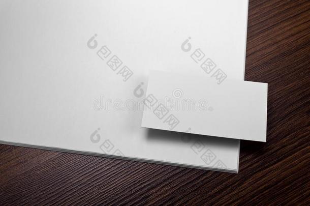 假雷达关于白色的商业卡片和<strong>信笺</strong>上方的印刷文字在木制的后座