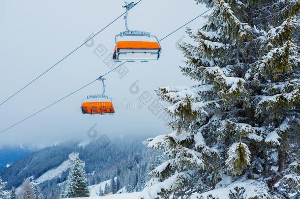 滑雪电梯和滑雪者在滑雪求助