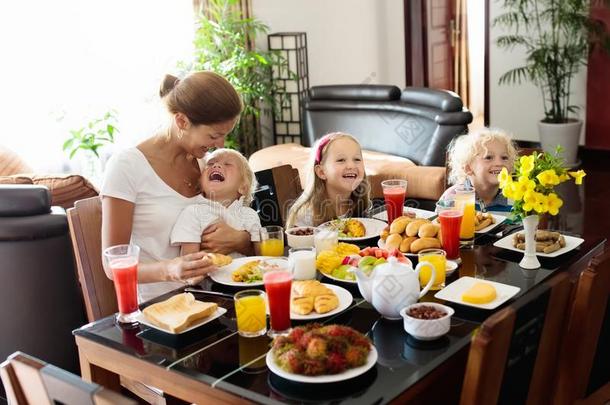 健康的家庭早餐为母亲和小孩.