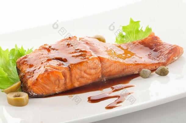 烘烤制作的肉片关于鲑鳟鱼和石榴调味汁和蔬菜